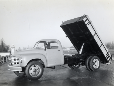 811744 Afbeelding van een kip vrachtwagen, geproduceerd door de Carrosserie- en Constructiewerkplaatsen N.V. Jan ...